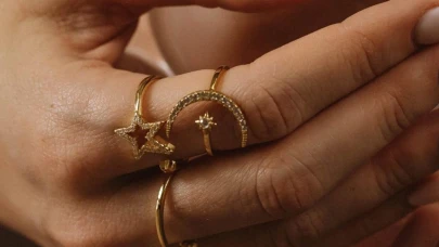 Altın Takıda Son Trendler: Minimalist Yüzüklerden Saatli Bileziklere 2025’in Gözde Modelleri