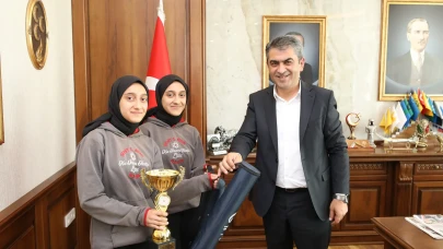 Başkan Rıfat Uzun, Başarılı Satranç Sporcularını Makamında Ağırladı