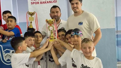 Çorum’da düzenlenen yüzme yarışında minik sporcular kıyasıya yarıştı