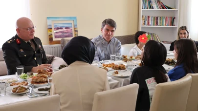 Amasya Valisi Önder Bakan, Bayram Sabahında Çocuk Evlerindeki Minik Yüreklerle Buluştu
