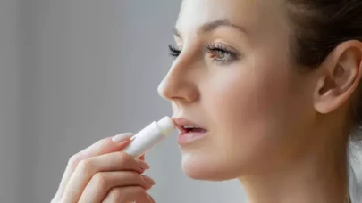 Lip Balm Hataları Dudakları Kurutuyor! Uzmanlardan Uyarılar