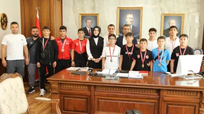 Suluova’da Başkan Uzun’a Anlamlı Ziyaretler: Başarı ve Sanat Buluştu