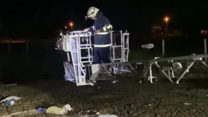 Atık dökülen alanda mahsur kalan koyunu itfaiyeciler kurtardı
