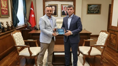 Başkan Sevindi’den Vali Bakan’a Ziyaret: Strabon Sempozyumu’na Davet
