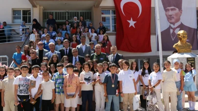 Merzifon’da Karne Heyecanı: Kaymakam Karaaslan Öğrencilerin Sevincine Ortak Oldu