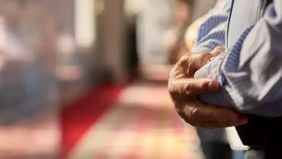 Rüyada Namaz Kılmak Ne Anlama Gelir? İşte Rüyada Namaz Kıldığını Görmenin Dini ve Psikolojik Yorumları