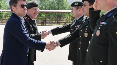 Vali Önder Bakan, Mehmetçiklerle Bayramlaştı: “Vatan Nöbetindeki Kahramanlarımızın Bayramı Kutlu Olsun”
