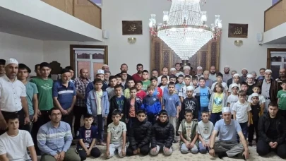 Suluova’da Sabah Namazında Manevi Buluşma: Baba-Oğul Camide Saf Tuttu