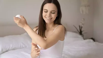 Retinol Vücut Losyonlarında Yeni Trend: Dirsekten Dekolteye Cilt Yenileyici Etki!
