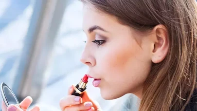 Mat Bitişli Rujun Bilinmeyen Yüzü! Çatlama ve Soyulma Sorununa Karşı Altına Balm Şart