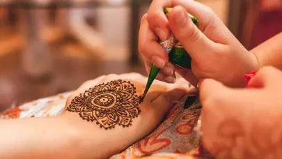 Kınayı Çıkarmak Bu Kadar Kolaymış! Cilde Zarar Vermeyen 5 Basit Yöntem