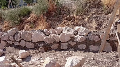 Ziyaret Beldesi’nde Akşemsettin Caddesi’nde Taş Duvar Çalışmaları