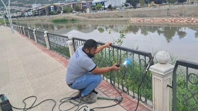 Amasya Belediyesi’nden Korkuluk Demirlerinde Onarım ve Yenileme Çalışmaları
