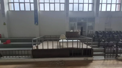 Hamamözü Spor Salonu Tribünleri Yenileniyor