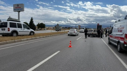 Merzifon'da Zincirleme Kaza: 3 Araç Çarpıştı, 2 Yaralı