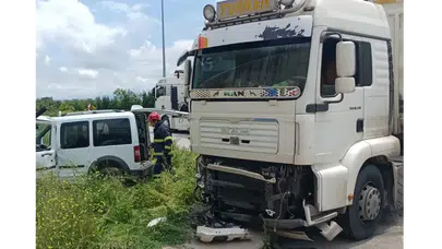 Merzifon’da Feci Kaza: 2 Kişi Araçta Sıkıştı