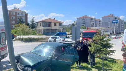 Sungurlu’da Kavşakta Feci Kaza: Otomobil Direğe Çarptı, 2 Yaralı