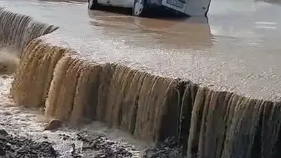 Yol Çöktü! Panelvan Araç Mahsur Kaldı