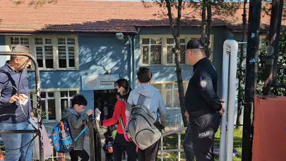 Teneffüste Öğrencilerle İp Atlama Keyfi: Polis Kalpleri Feth etti!