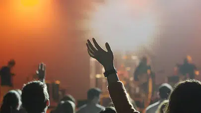 Rüyada Konsere Gitmek Ne Anlama Gelir? Kalabalık ve Müzik Detayı Dikkat Çekiyor!
