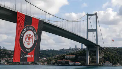 Süper Lig Gururu İstanbul'a Taşındı! Çorum FK Bayrağı Köprüde