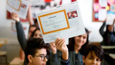 Rüyada Karne Görmek Ne Anlama Gelir? Başarı, Hesaplaşma ve Yeni Başlangıçların Habercisi Olabilir