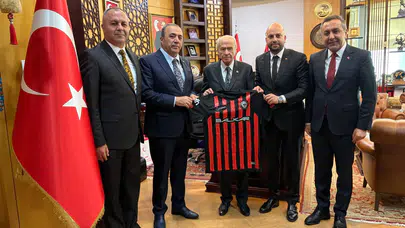 Devlet Bahçeli’ye Çorum FK Forması Hediye Edildi