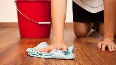 Yer Silerken Bu Hataları Yapmayın! İz Bırakmadan Temizliğin Sırrı Ortaya Çıktı