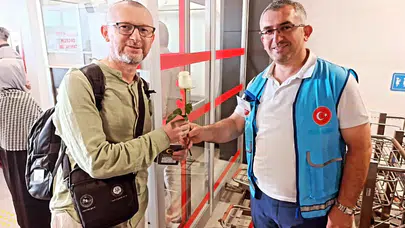 Hacılar Merzifon Havalimanı’nda Güllerle Karşılandı