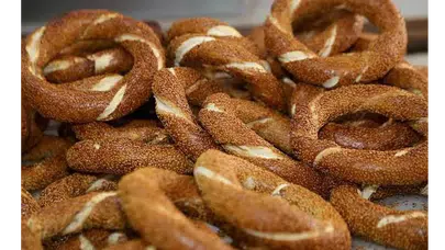 Rüyada Simit Yemek Ne Anlama Gelir? İşte Bolluk, Bereket ve Kazancın Habercisi Olan Rüyanın Yorumu