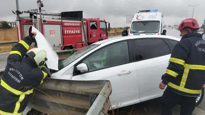 Merzifon Çevre Yolunda Otomobil Bariyerlere Çarptı: 2 Yaralı