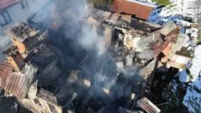 Bir evde çıkan yangın 2 eve daha sıçradıktan sonra söndürüldü