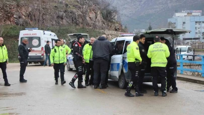 Amasya’da ‘dur’ ihtarına uymayıp kaçan motosikletli çocuk önüne çıkan polise çarptı