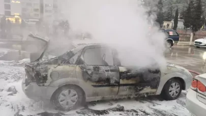 Amasya'da seyir halindeyken alev alan otomobil yandı