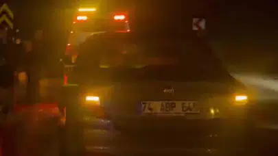 Kavşakta İki Otomobil Çarpıştı!