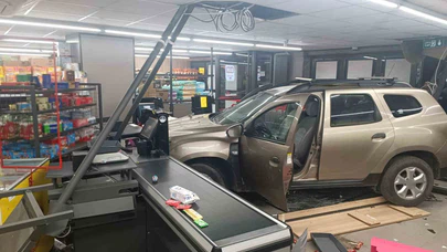 81 Yaşındaki Sürücü Otomobiliyle Markete Girdi