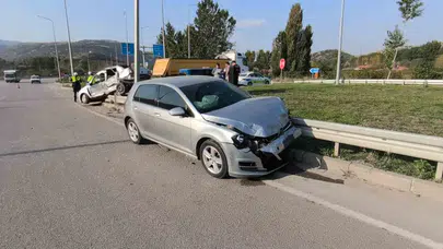 Kavşakta İki Otomobil Çarpıştı: 4 Yaralı!