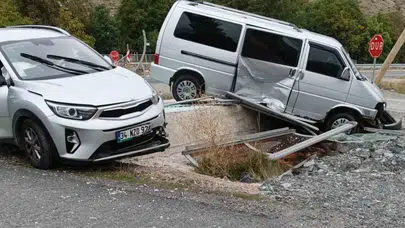 Minibüsle Otomobil Çarpıştı: 4 Yaralı