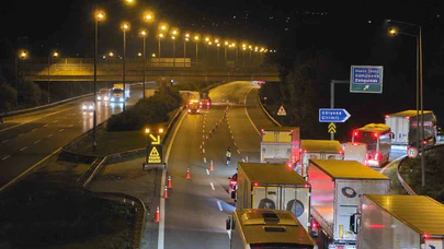 Kimyasal Madde Taşıyan Tır Devrildi! Otoyol Trafiğe Kapatıldı