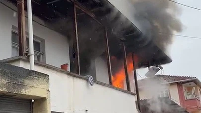 İki Katlı Ev Alevlere Teslim Oldu
