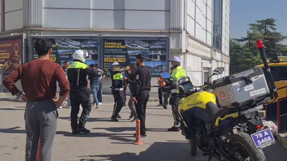 Bıçağı Boğazına Dayayan Şahsa Polis Müdahalesi