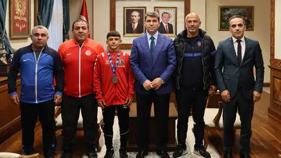 Amasyalı Güreşçi Vali Bakan’ın Konuğu Oldu