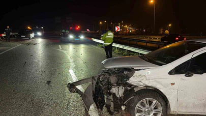 Otomobil Bariyerlere Çarptı: 1 Yaralı