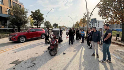 Motokurye ile Otomobil Çarpıştı: 2 Yaralı!