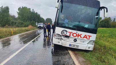 Otobüs Kamyonete Çarptı: 1’i Ağır 2 Yaralı