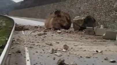 Amasya’da dağdan kopan dev kayalar yola düştü