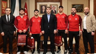 Amasya’nın Altın Güreşçileri Valilikte