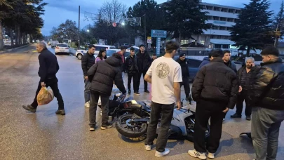 Merzifon’da Motosiklet ile Otomobil Çarpıştı: 2 Yaralı