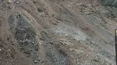 Heyelan, köy yolunu ulaşıma kapattı