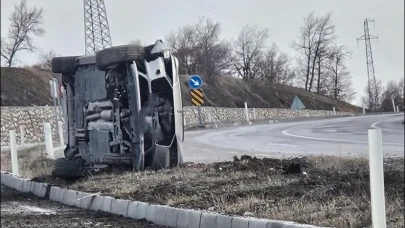 ARAÇ ORTA REFÜJE ÇIKIP YAN YATTI